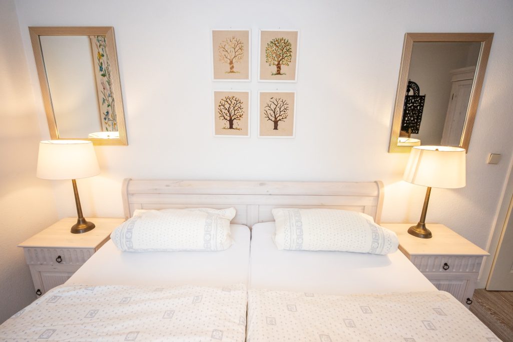 Schlafzimmer mit großem Doppelbett