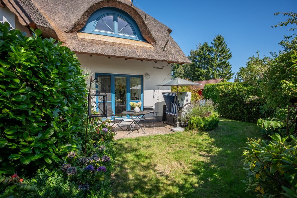 Ihr eigener Garten bietet viel Privatsphäre und Ruhe. Strandkorb und Terrasse laden zu entspannten Stunden ein.