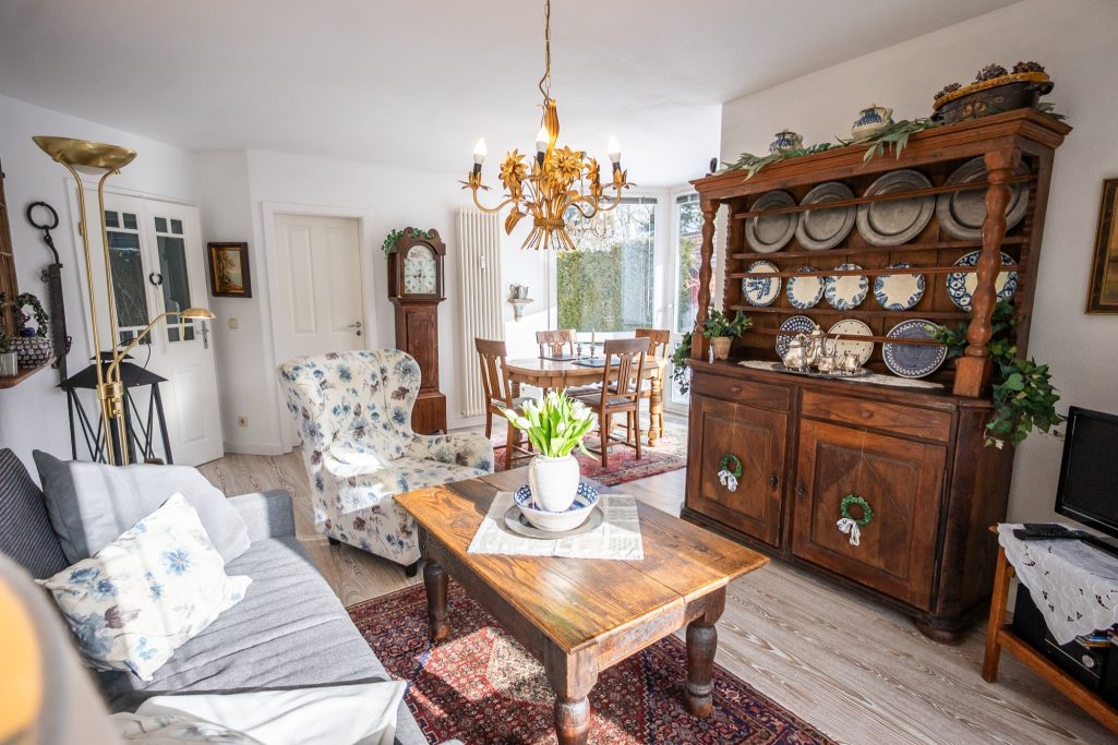 Großzügiges Wohn- und Esszimmer mit harmonisch kombinierter, teils antiker Einrichtung.