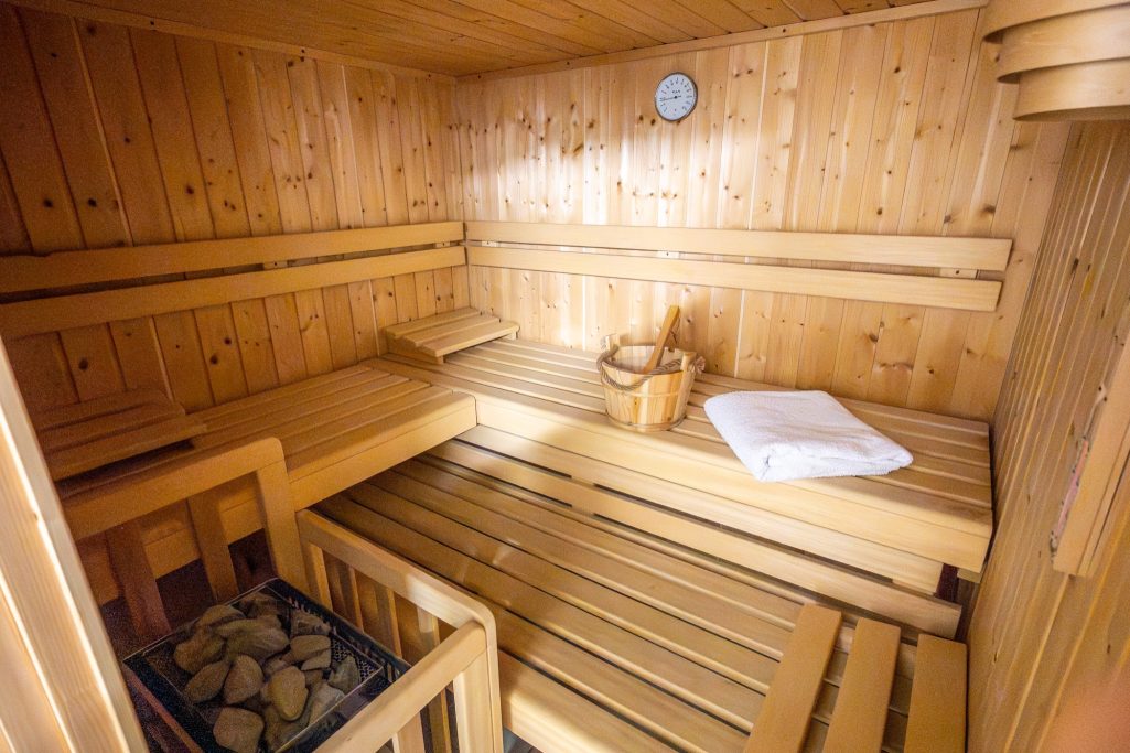 Holzverkleidete Sauna