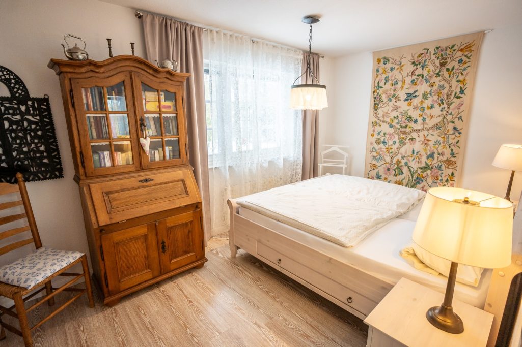 Integrierte Bett-Schubladen bieten zusätzlichen Stauraum für Sommer- und Winterdecken.