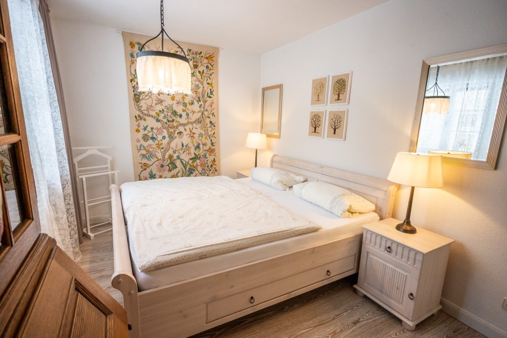 Ruhiges Schlafzimmer mit Doppelbett 200 x 180 cm, Kleiderschrank, Schreibtisch