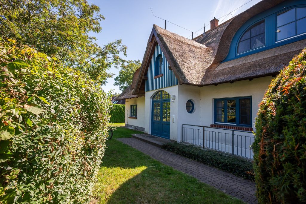 Erdgeschosswohnung im Reetdachhaus mit ins. sechs Wohneinheiten.